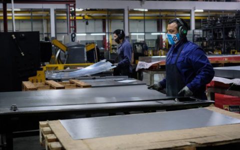 La industria cayó 26,4% interanual en mayo pero mejoró 9% frente a abril