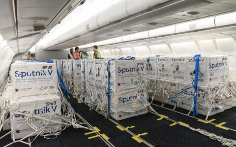 Llegó al país un nuevo vuelo de Aerolíneas con 500 mil dosis de vacunas Sputnik V