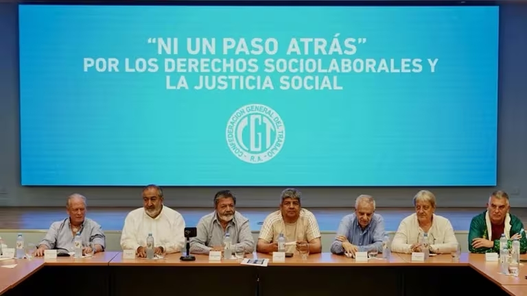 Andrés Rodríguez, Héctor Daer, Gerardo Martínez, Pablo Moyano, José Luis Lingeri, Abel Furlán y Mario Manrique, en la reunión de la CGT en la sede de la UOCRA