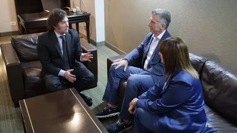 Javier Milei, Mauricio Macri y Patricia Bullrich, en el encuentro que tuvieron la noche del balotaje