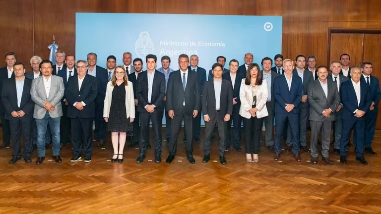 La foto de los gobernadores entrantes, salientes y reelectos que firmaron el acuerdo para garantizarse los recursos para el 2024. Fueron convocados por Massa