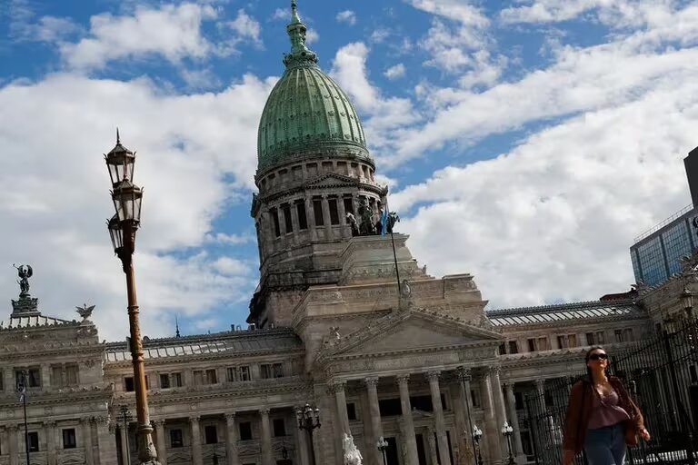Javier Milei recibiría los atributos presidenciales en el Congreso de la Nación después de jurar como nuevo presidente. REUTERS/Agustin Marcarian