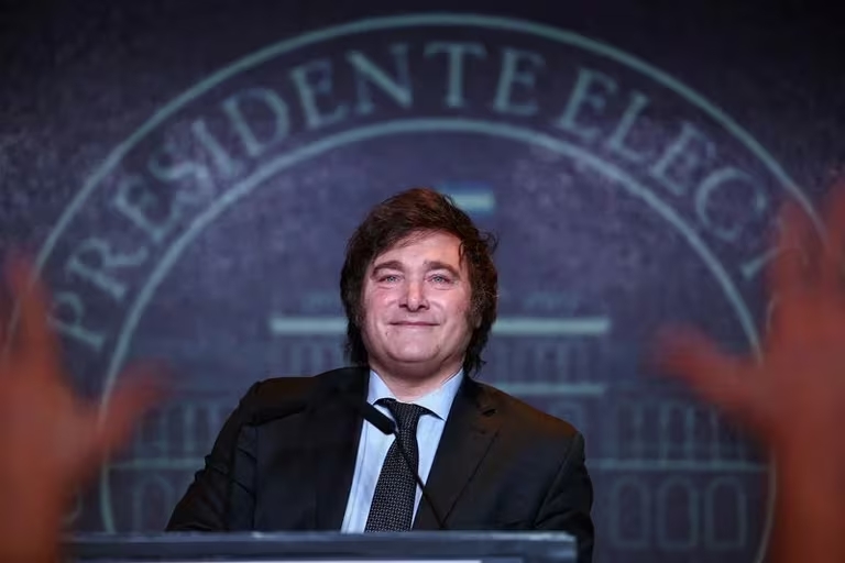 Foto de archivo: el presidente electo de Argentina, Javier Milei, sonríe a sus seguidores en los festejos tras su triunfo en la elección presidencial del domingo pasado en Buenos Aires, Argentina. 19 nov, 2023. REUTERS/Agustin Marcarian/File Photo