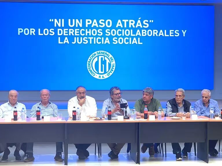 Armando Cavalieri, Andrés Rodríguez, Héctor Daer, Gerardo Martínez, Pablo Moyano, Carlos Acuña y José Luis Lingeri, en la reunión de la CGT que se hizo en la UOCRA