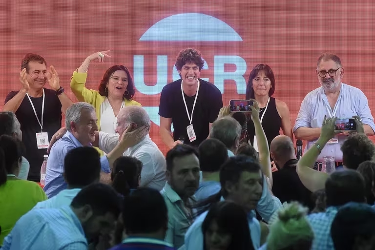 Martín Lousteau junto a las autoridades electas de la Mesa Nacional del Comité de la UCR (Fotos: Nicolás Stulberg)