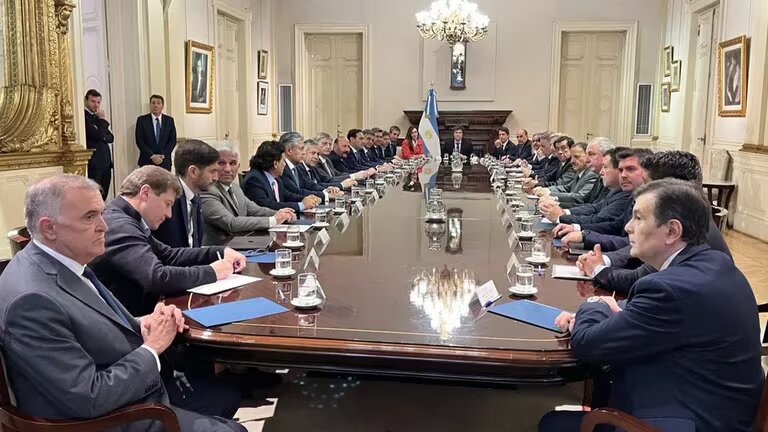 Milei encabezó el primer encuentro con los gobernadores junto al ministro del Interior, Guillermo Francos, el jefe de Gabinete, Nicolás Posse; y los presidentes de Diputados y el Senado, Martín Menem y Victoria Villarruel. También sumó a su hermana, la secretaria de la Presidencia, Karina Milei 