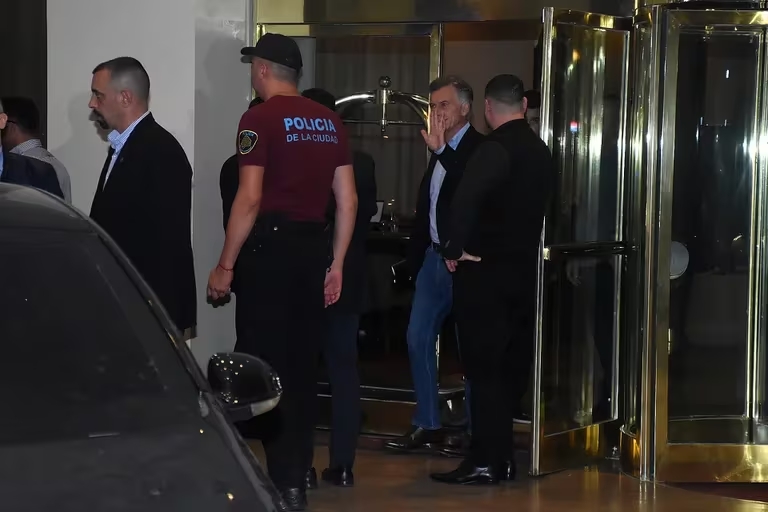 Mauricio Macri saliendo del Hotel Libertador (Nicolas Stulberg)