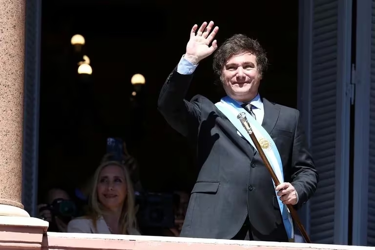El presidente de Argentina, Javier Milei, saluda a sus seguidores desde el balcón de la Casa Rosada, después de su ceremonia de juramento (REUTERS/Agustin Marcarian)