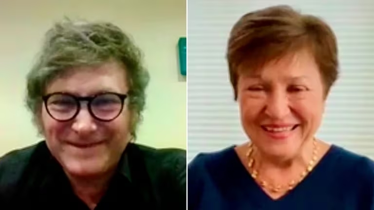 Javier Milei y Kristalina Georgieva durante el zoom que compartieron para analizar la situación económica e iniciar las negociaciones respecto al acuerdo entre Argentina y el FMI