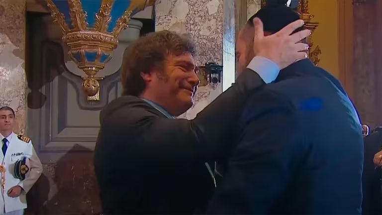 Al concluir la ceremonia interreligiosa en la Catedral, Javier Milei se abraza con su rabino Shimon Axel Wahnish, a quien designó embajador de Argentina en Israel