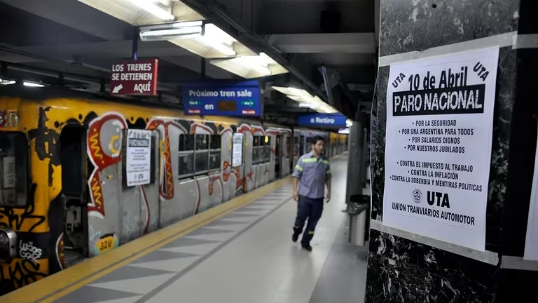 Los paros en los subtes, como en el resto del transporte, tendrá fuertes limitaciones según lo establece el DNU de Javier Milei