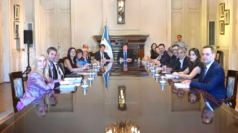 Javier Milei reunido con su Gabinete 