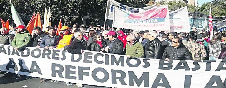 Paro: gobernadores PJ instaron a Macri a «tomar nota» y a «reflexionar»