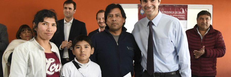 «El lugar donde viven no es de nadie más que de ustedes”, dijo Urtubey a vecinos que recibieron escrituras
