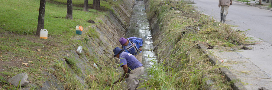 Comenzó la limpieza de los canales de Villa Los Sauces y Santa Lucía