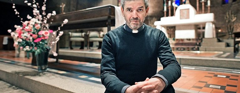 Un sacerdote holandés reveló que es homosexual durante la misa