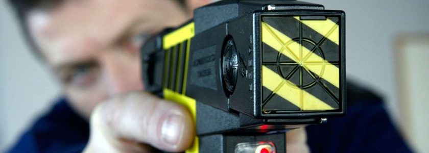 El Gobierno reglamentó el uso de las pistolas Taser: en qué situaciones se pueden utilizar