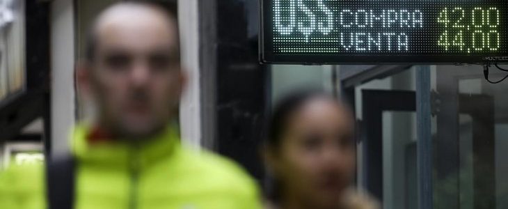 El dólar vuelve a subir y sobrepasa los $ 44 (gran disparidad entre bancos)