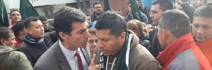 Empleados que piden pasar a planta permanente increparon a Urtubey