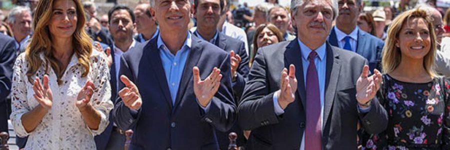 Una postal de Macri y Fernández por la «unidad y la paz”