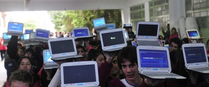 Vuelve Conectar Igualdad: además de computadoras, el Gobierno planea entregar celulares