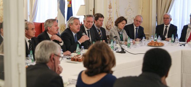 Alberto Fernández, con empresarios franceses: «Con Macri vivimos un 2001 por goteo»
