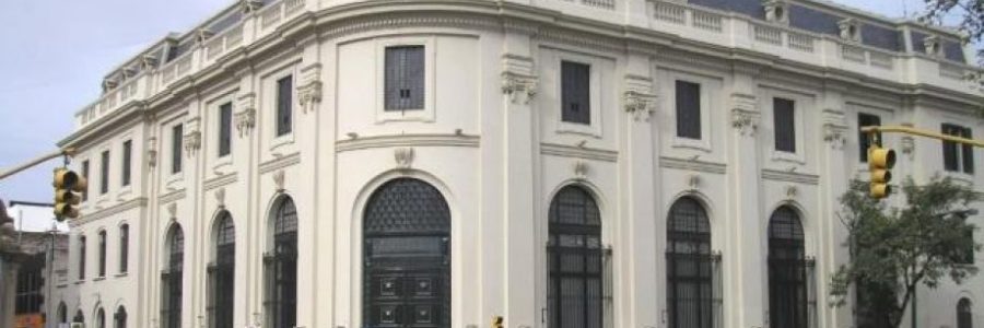 Hoy los bancos atienden únicamente a personas sin tarjeta de débito