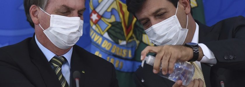 Tensión por la estrategia contra el coronavirus en Brasil: el presidente Jair Bolsonaro despidió a su ministro de Salud