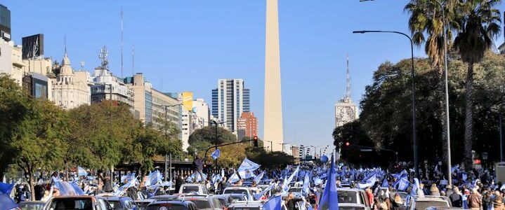 «Banderazos» contra el Gobierno en varios puntos del país, en pleno pico de la pandemia