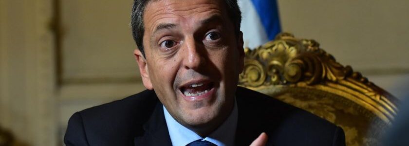 Massa: «El jefe de la oposición da instrucciones por Zoom desde una reposera en Saint Tropez»