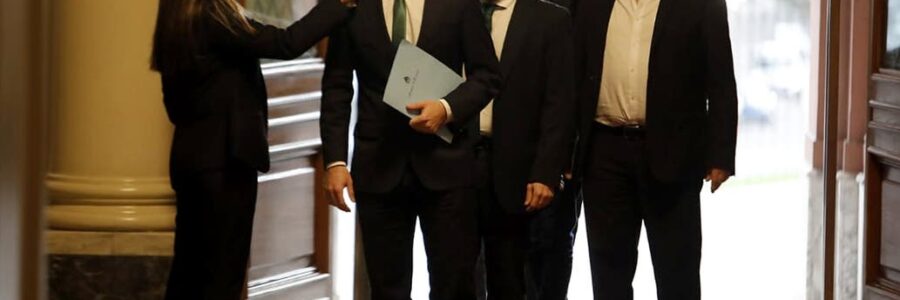 En medio del agravamiento de la crisis, Gobierno baja las retenciones a la soja para conseguir dólares