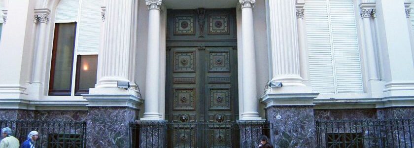 Para alentar inversiones en pesos, el BCRA sube la tasa de los plazos fijos a 34% anual