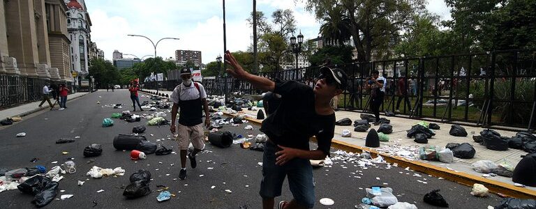 En la marcha a Tribunales por Milagro Sala, tiraron basura
