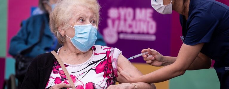Cómo Chile logró la vacunación más masiva y eficiente de América Latina
