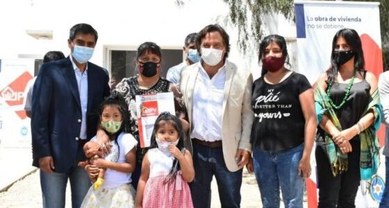 El gobernador Gustavo Sáenz entregó viviendas en Cafayate