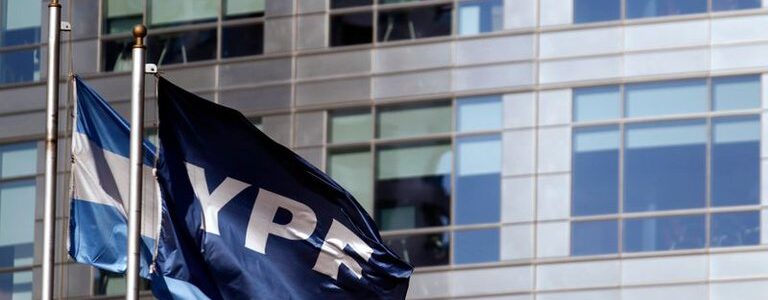 Canje de deuda de YPF: la petrolera consiguió la adhesión del 60% de los tenedores del bono 2021 evitando así el default
