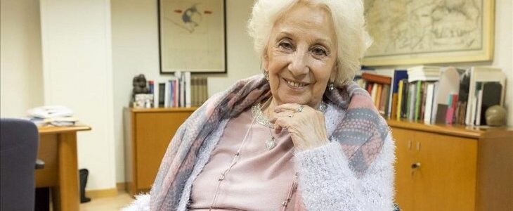 Para Estela de Carlotto, es «extraño» el modo en que Verbitsky reveló su vacunación