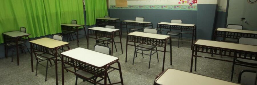 La oposición organizó una marcha pidiendo clases presenciales en todo el país