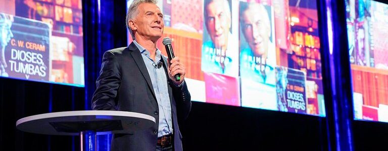 Mauricio Macri presentó su libro en tono de campaña: “Vamos a volver al poder con una enseñanza adquirida”