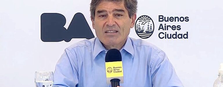 Fernán Quirós pidió disculpas por el fallido operativo para vacunar a los mayores de 80 años: “Subestimamos la cantidad de personas que iban acompañadas”