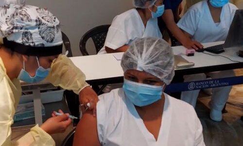 COVID-19: vacunan a personas con cardiopatías, diabetes tipo 2 y VIH