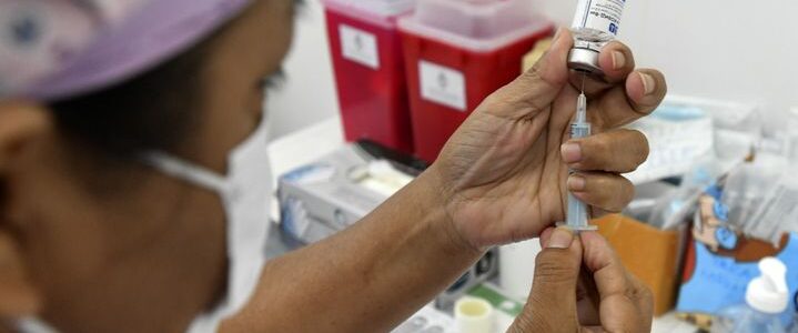 Compran 50 millones de vacunas, pagan la mitad y llega el 20%