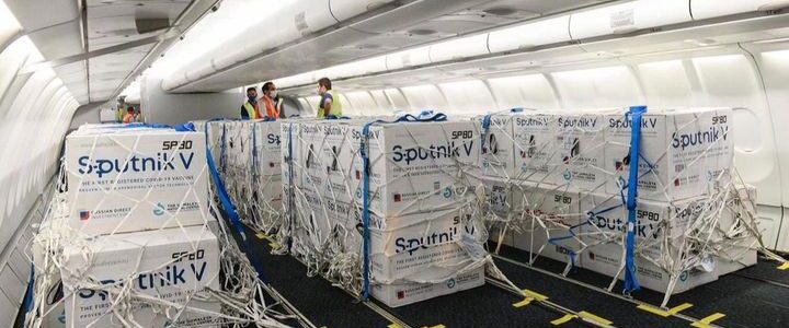 Llegó al país un nuevo vuelo de Aerolíneas con 500 mil dosis de vacunas Sputnik V