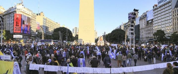 Hubo marchas en todo el país contra el confinamiento