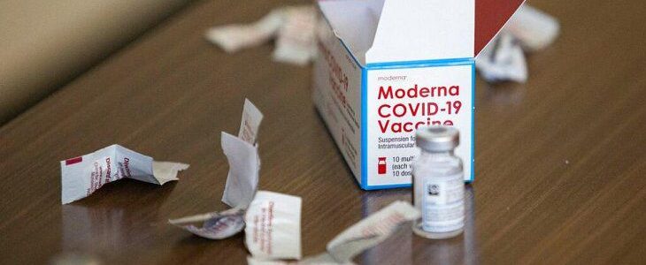 Europa aprueba la vacuna de Moderna para jóvenes de 12 a 17