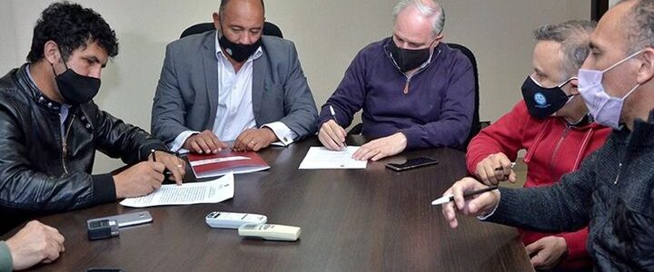 Gremios docentes y el Gobierno acordaron un aumento del 15% y acumularán un 51% este año