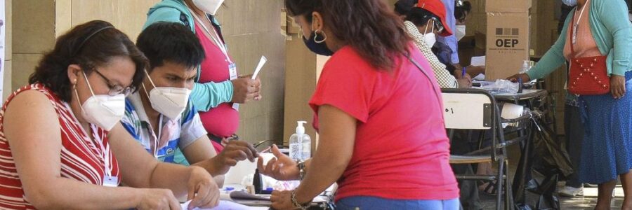 Distanciados, pocas mesas y horario para grupos de riesgo, así se votará