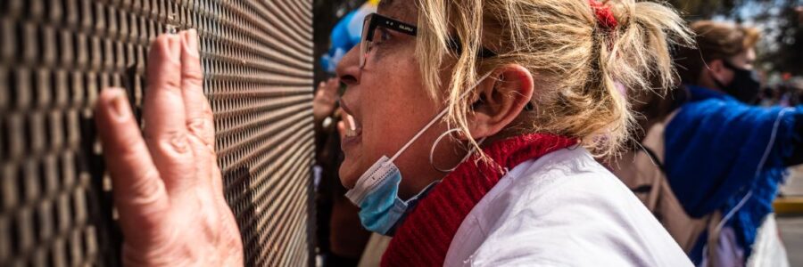 Tras la denuncia de represión a docentes en el expeaje Aunor, el Gobierno mandó a vallar la Plaza 9 de Julio