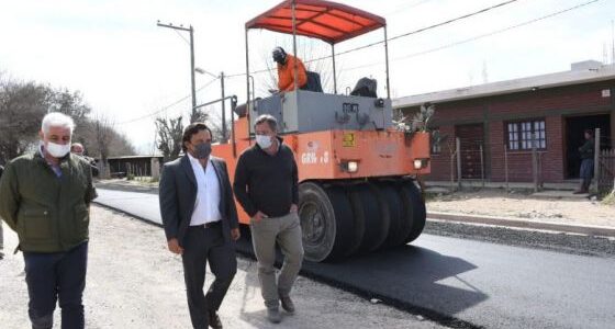 Sáenz verificó los trabajos de pavimentación que se realizan en el acceso al pueblo de Atocha