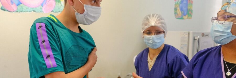 Alegría en la vacunación a jóvenes con factores de riesgo